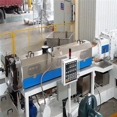Kétcsavaros extruder PVC pelletizáló extrudáló sor